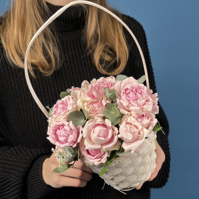 5 кустовых пионовидных роз Кэнди Флоу в корзине